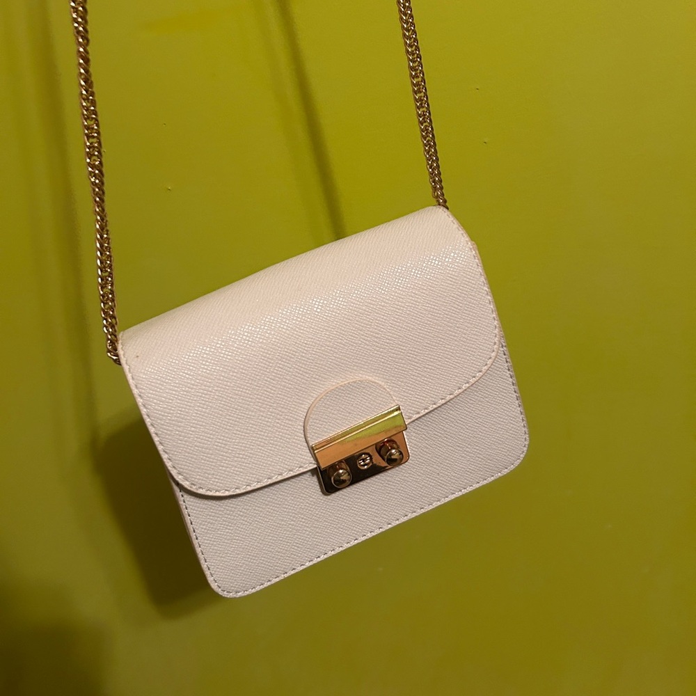 Elegant White Faux Leather & Gold Chain Shoulder Purse